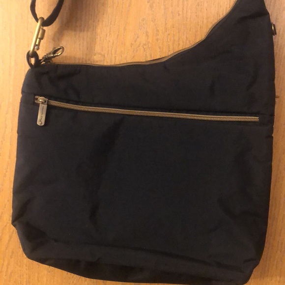 Travelon brand crossbody bag, great for travel and every day use! - Picture 2 of 16